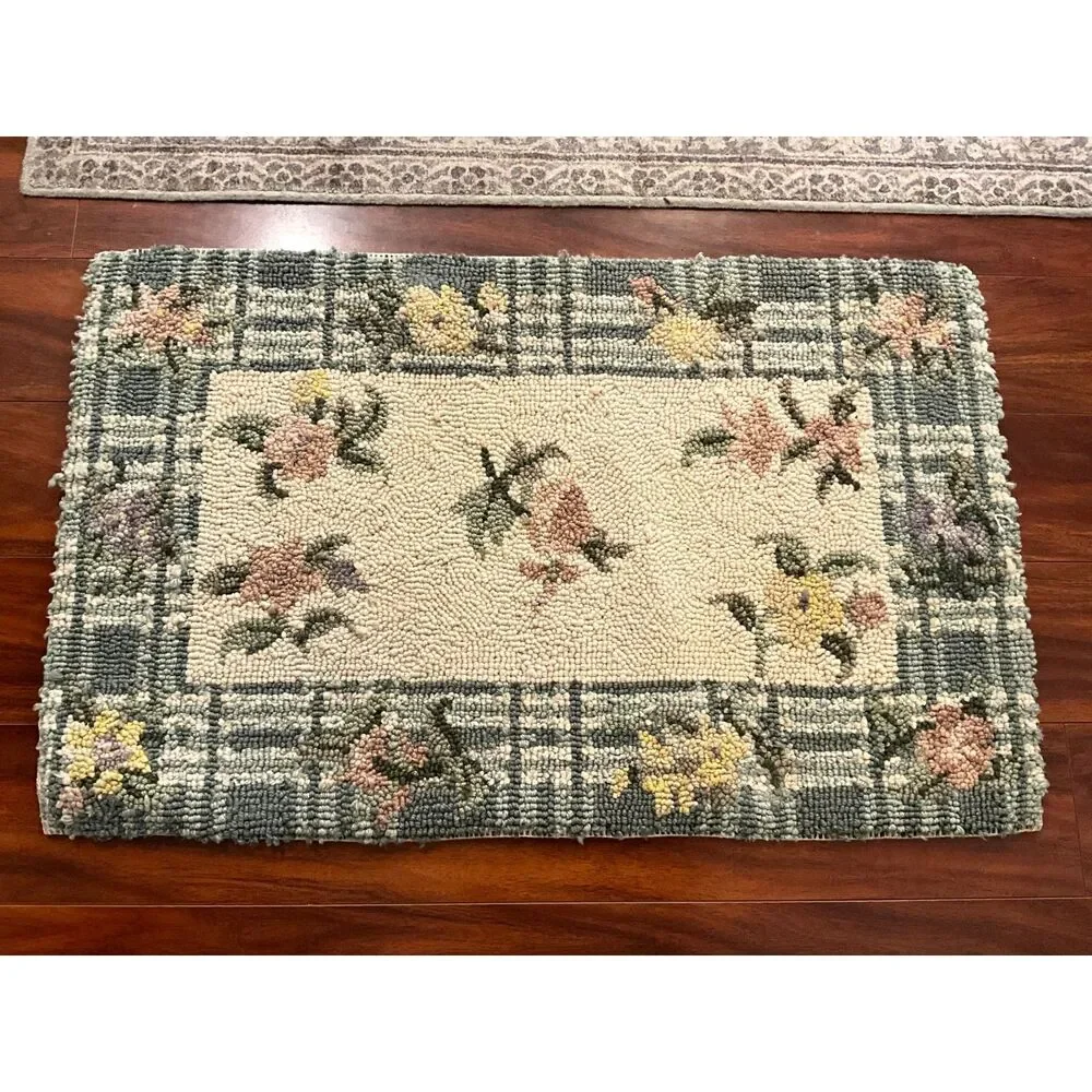 Vintage Shabby Cottage floral hook rug; pretty flower pattern